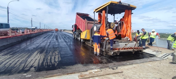 На Ленинградском мосту началась укладка асфальта