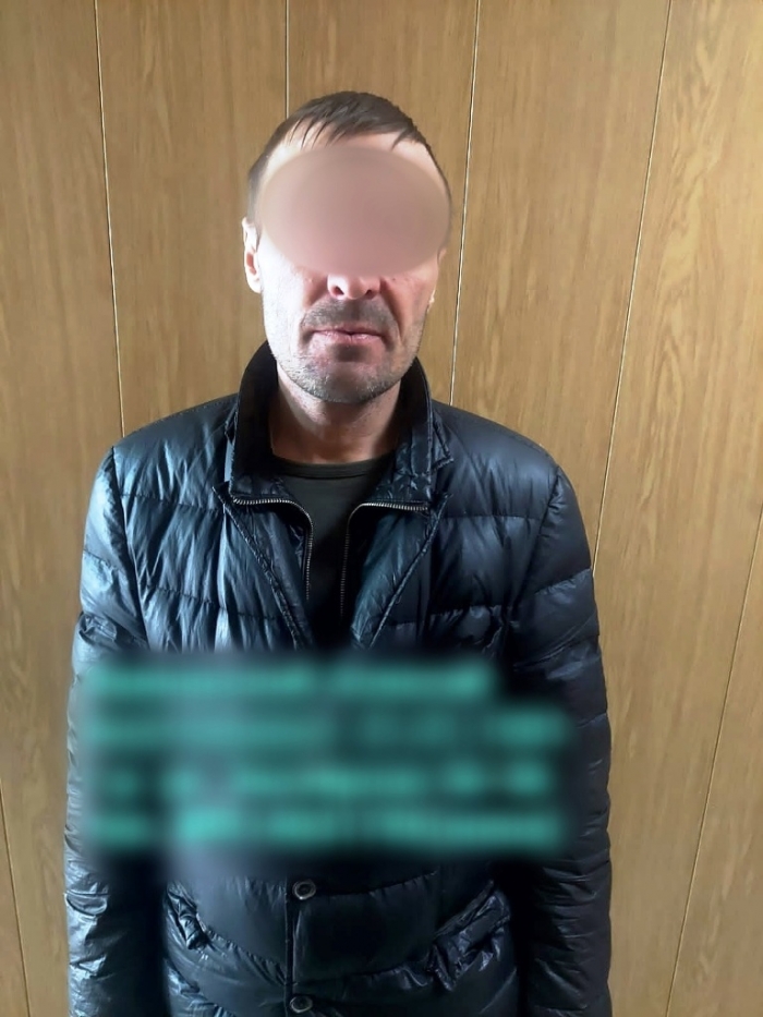 Омич с ножницами обокрал пенсионера