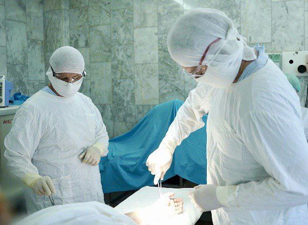 Омские медики спасли женщину, выпавшую из окна