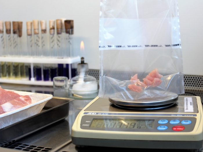 В Омском референтном центре Россельхознадзора исследовали мясную продукцию 