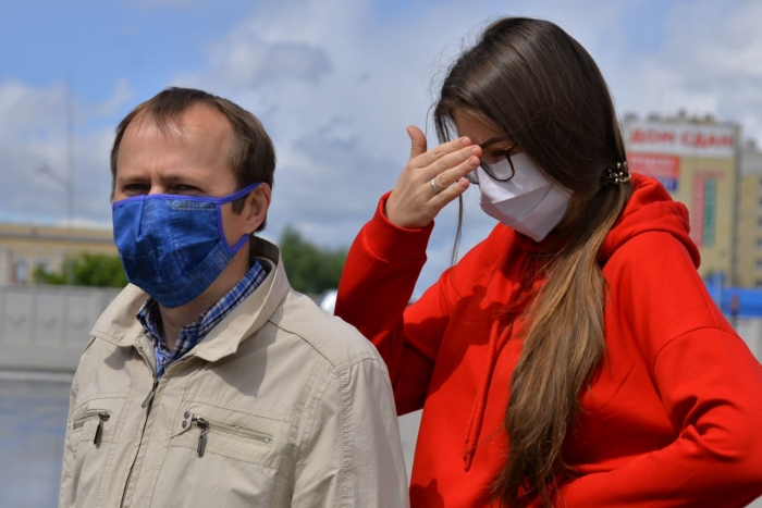 В Омске продолжают закрывать на карантин школьные классы и группы в детских садах