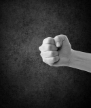 В Омске мужчина регулярно избивал родную дочь