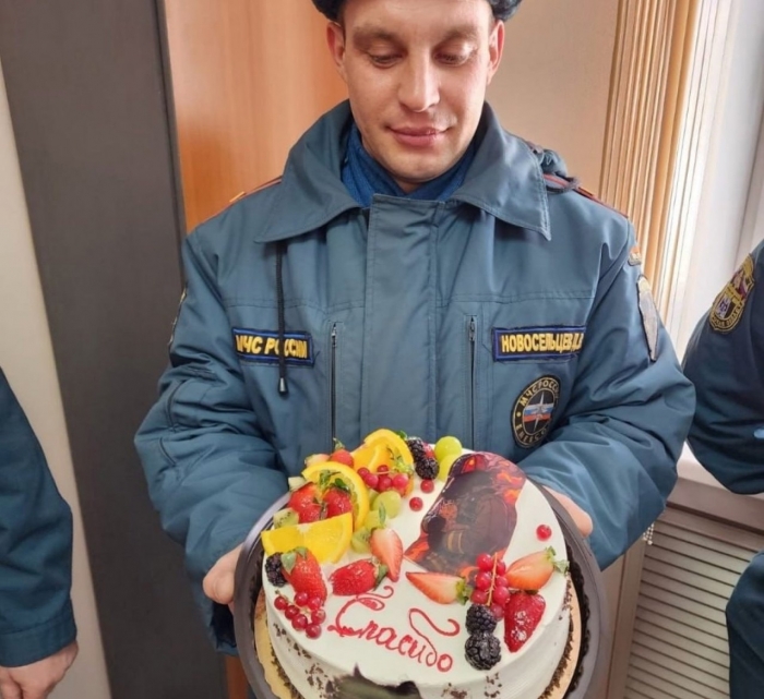 В Новосибирске пожарный откачал спасенную из огня кошку Бусеньку