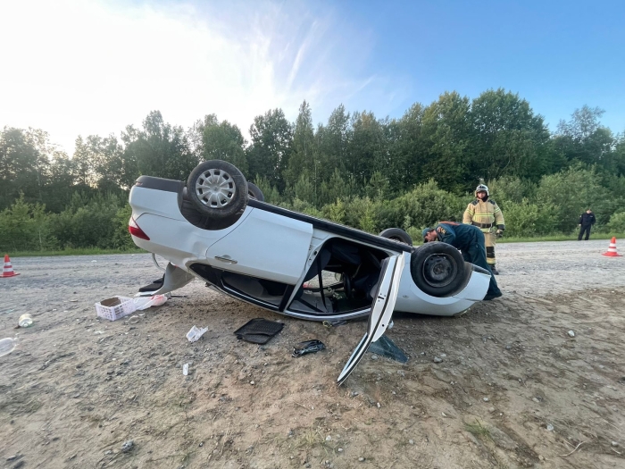 В Омской области иномарка опрокинулась на крышу