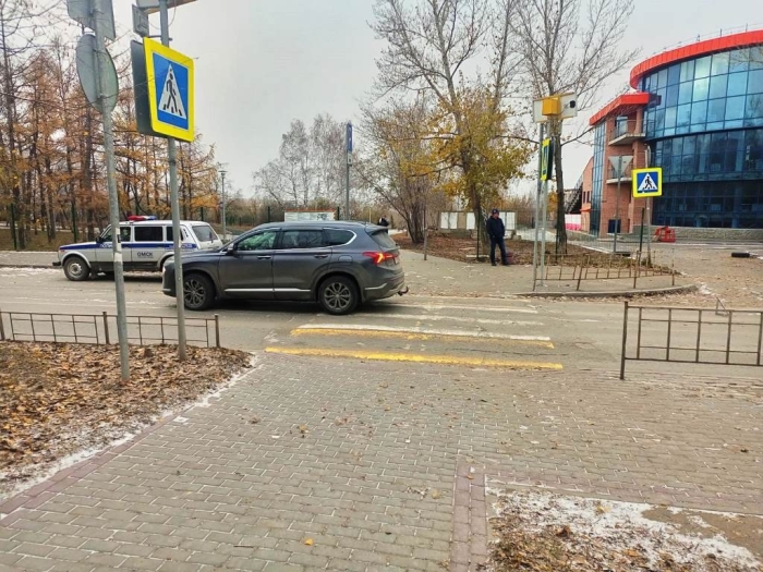 Омич на легковушке сбил школьницу на пешеходном переходе