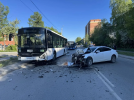 В Омске «Мазда» вылетела на встречку и протаранила автобус