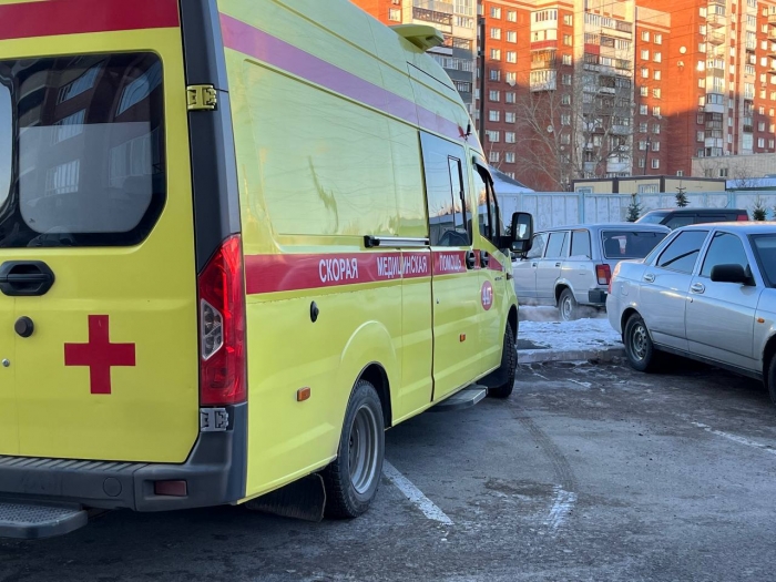 Юный омич подложил нож на сиденье, куда села одноклассница