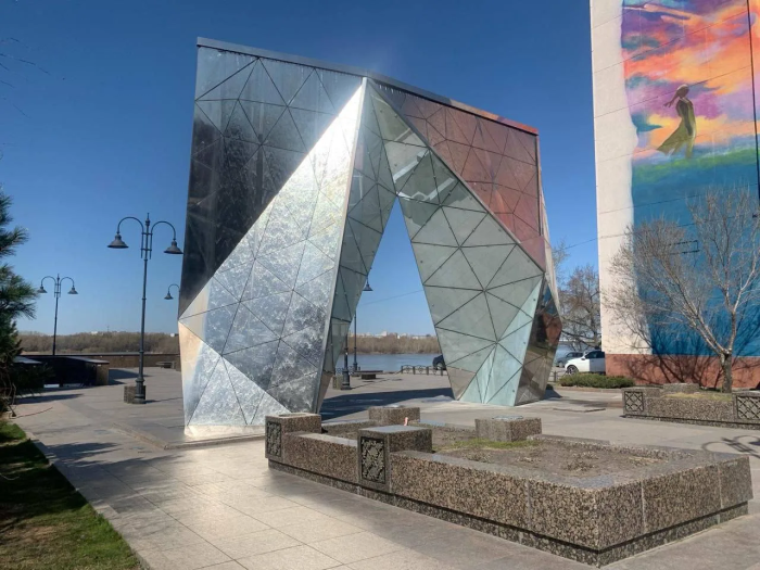 Весна в городе: в Омске начался сезон фонтанов