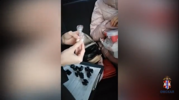 Омичку-закладчицу задержали с поличным