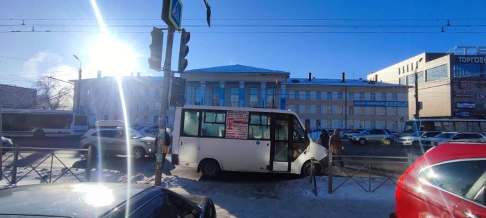 В Омске водитель пассажирской газели сбил трех девушек 