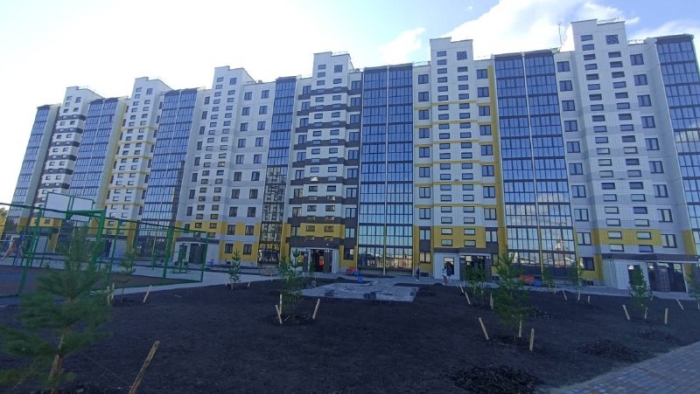 В Омске сдали в эксплуатацию дом для переселенцев из аварийного жилья