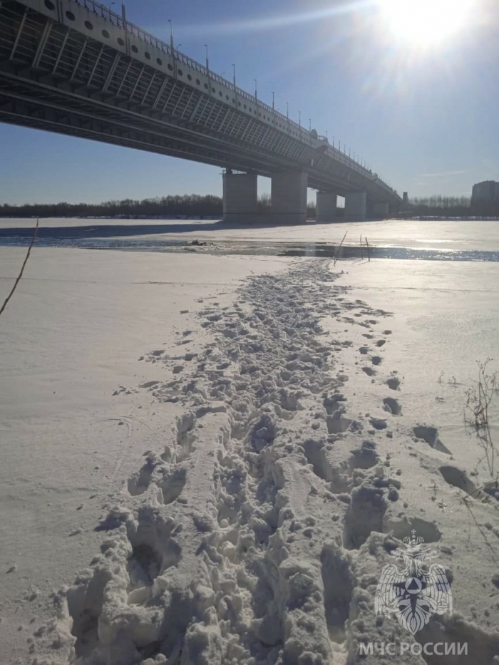 Омич провалился под лед. Его успели спасти