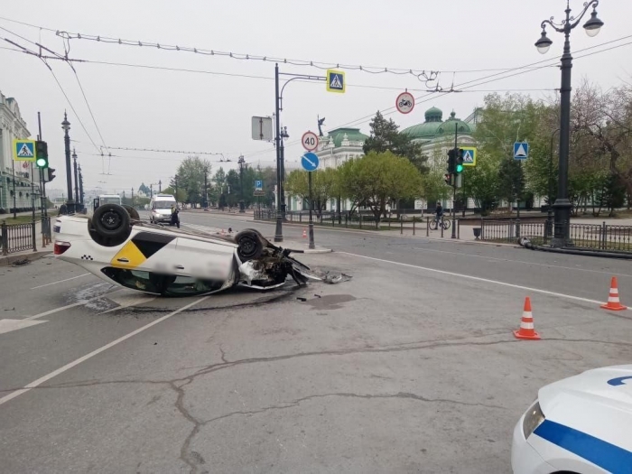 Пьяный таксист перевернулся в машине в центре города