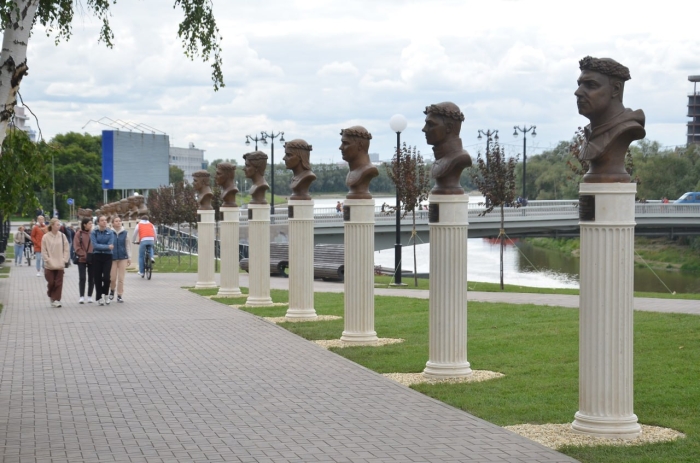 Мэр Сергей Шелест рассказал, когда на Аллее олимпийцев исправят таблички с опечатками