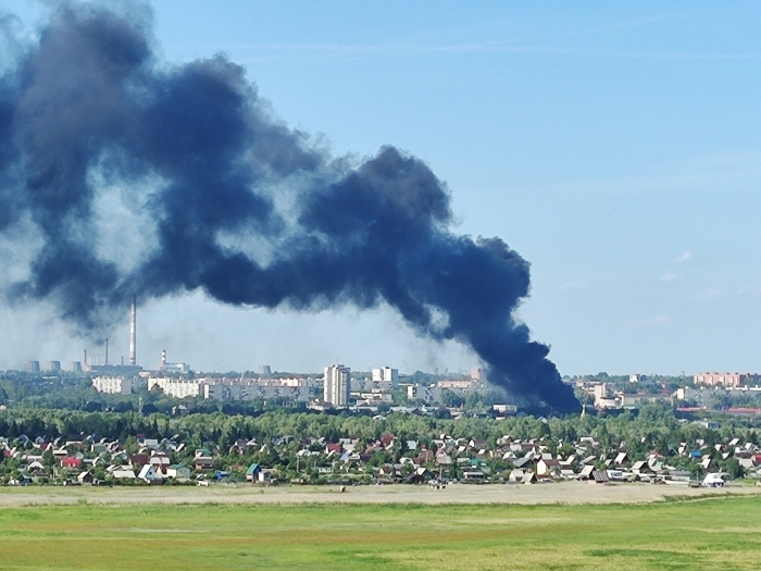 На улице Мира горит кровля производственного здания
