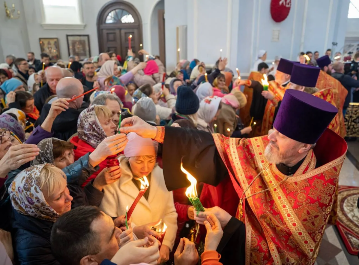 Благодатный огонь доставят в Омск сегодня
