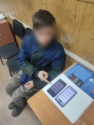 Подросток ограбил двух школьников