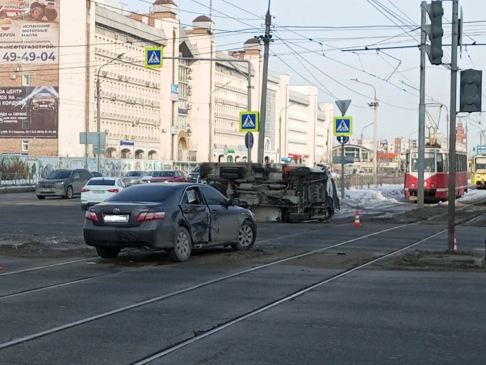 В центре города после ДТП перевернулся грузовой автомобиль