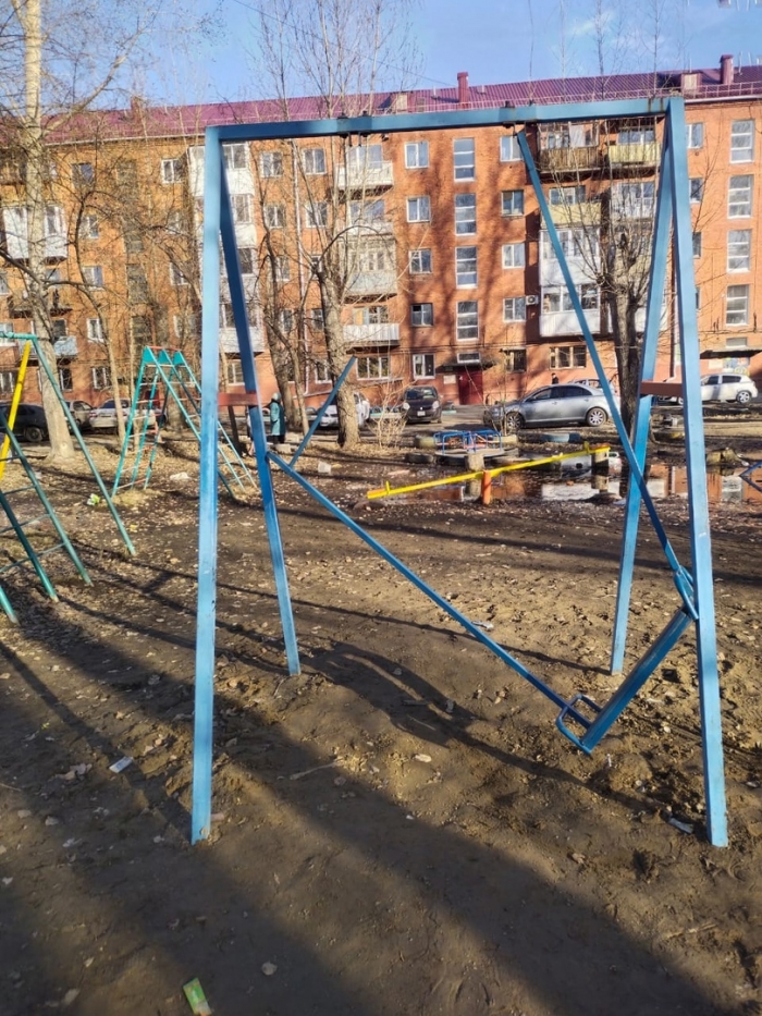 Ребенок сломал ногу, качаясь на качелях