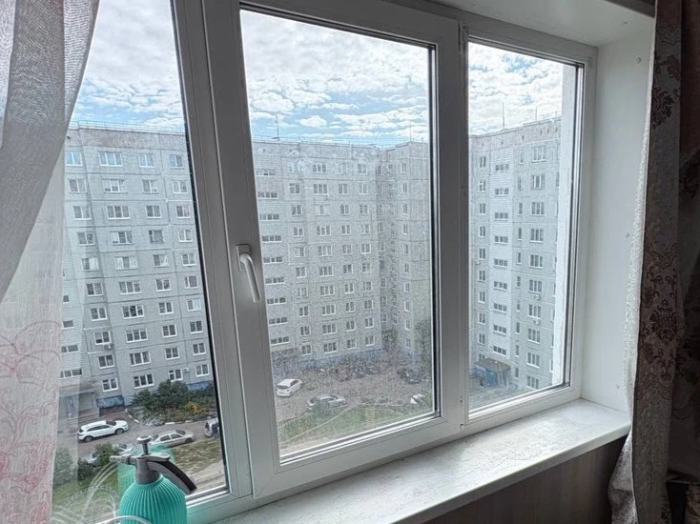 В Лузино 5-летний ребенок выпал из окна второго этажа, пока был дома один