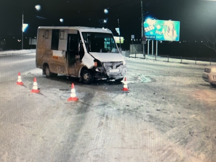 На Левобережье автомобиль столкнулся с пассажирской ГАЗелью
