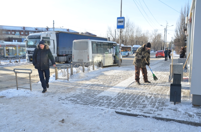 А ну-ка, уберите снег с участка!