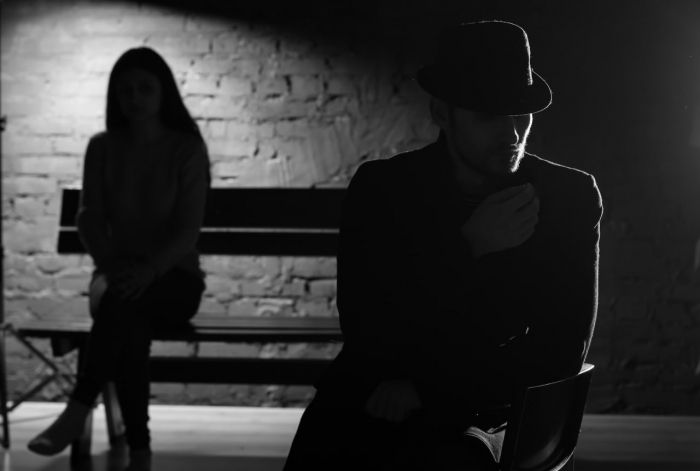 Омич угрожал девушкам ножом за отказ занять ему денег