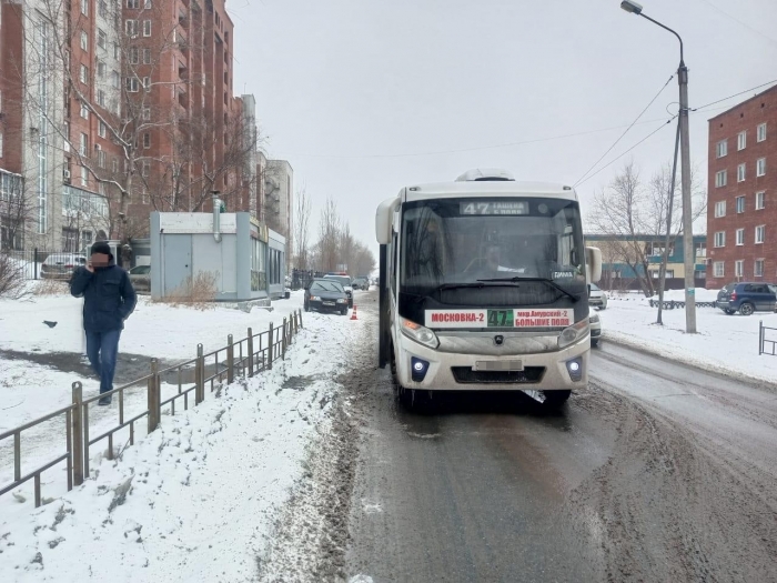 Водитель автобуса сбил 78-летнюю омичку на остановке