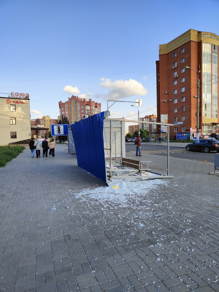 В Омске сильный ветер перевернул остановку