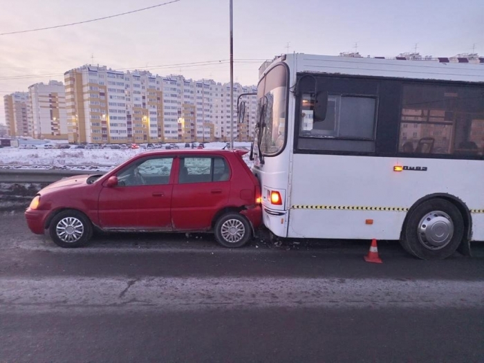 Автобус с пассажирами въехал в стоящий автомобиль