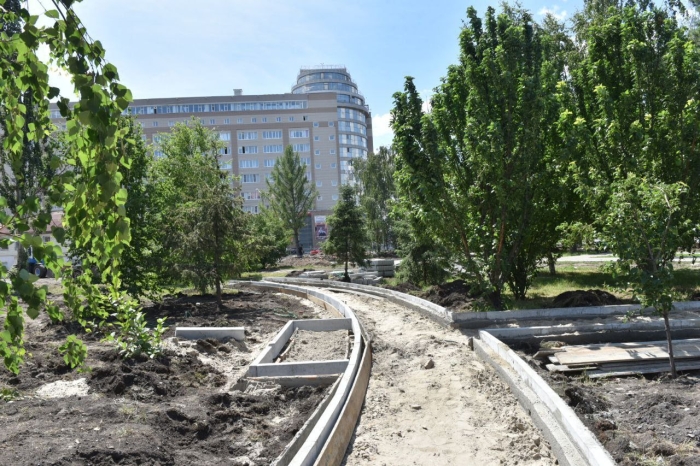 Мэр Омска Сергей Шелест проконтролировал благоустройство сквера