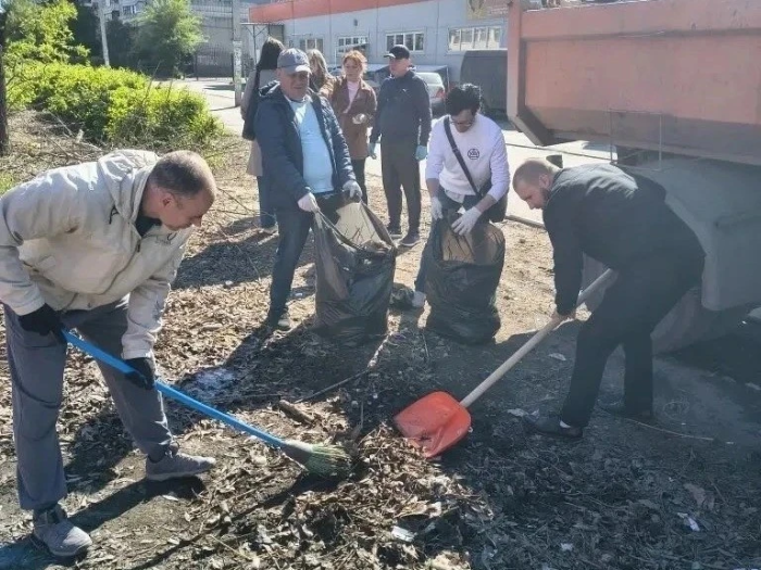 Большая уборка: в Ленинском округе очистили территорию у рынка от мусора и шин