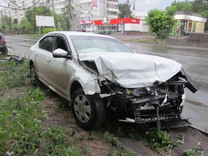 Пьяный омич на угнанном авто попал в аварию и сбежал