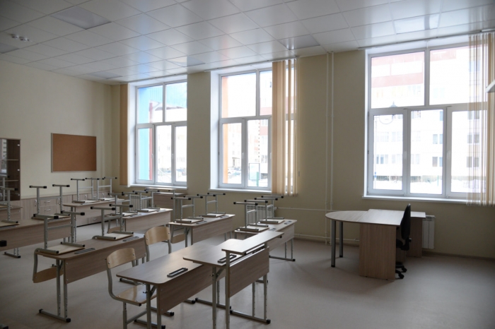 Пожилой омич возле школы приставал к 12-летней девочке