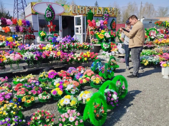 К Радонице у омских кладбищ откроют полсотни новых торговых точек