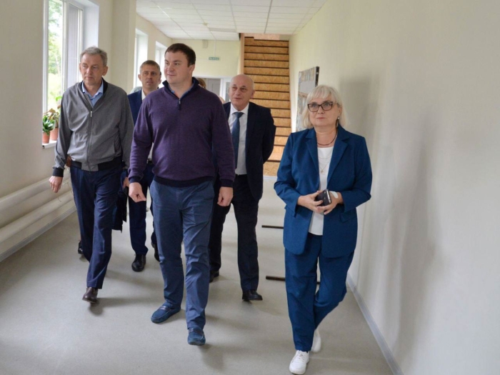 Виталий Хоценко посетил детскую школу искусств в Усть-Ишиме