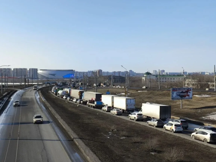 На подъездах к мосту у Телецентра подлатали дорогу