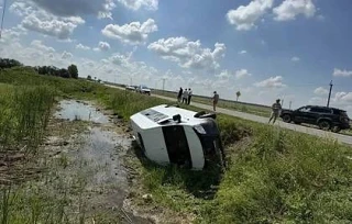 Под Омском перевернулась маршрутка с пассажирами: пострадали четыре человека