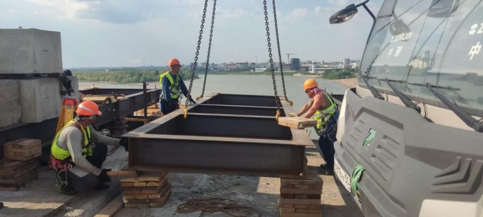 Ленинградский мост в Омске ремонтируют круглосуточно