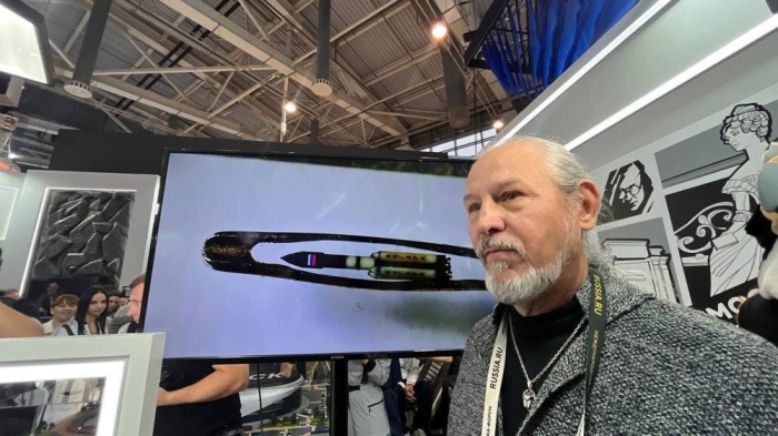 Омский микроминиатюрист Анатолий Коненко разместил в игольном ушке миниатюру ракеты «Ангары»