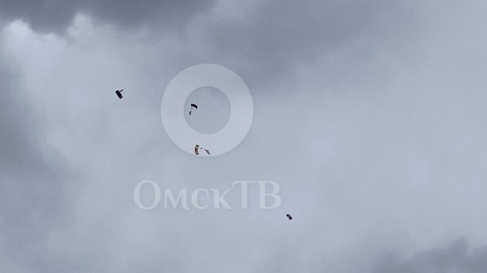 В Омске состоялись прыжки с парашютом со Знаменем Победы!